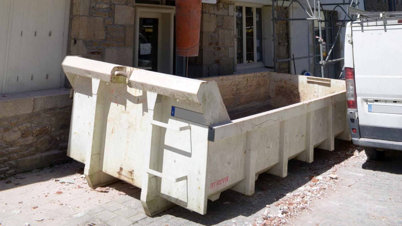 What is the fastest way to clean up your yard after a big project? Rent a dumpster, no hassle required!